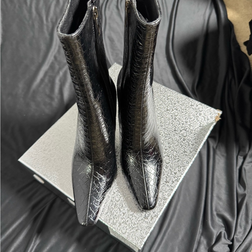 NWT-Elegant Black Pointed Toe Chunky High Heel Ankle Boots Crocodile Printed - Picture 4 of 7